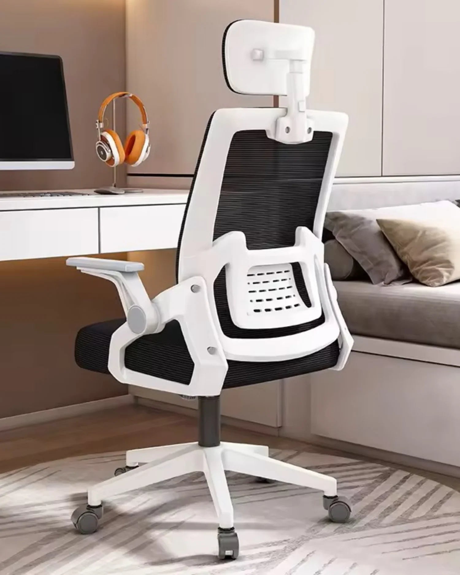 Silla de oficina Ergonomic Essential blanca en un escritorio, mostrando su cabecero ajustable