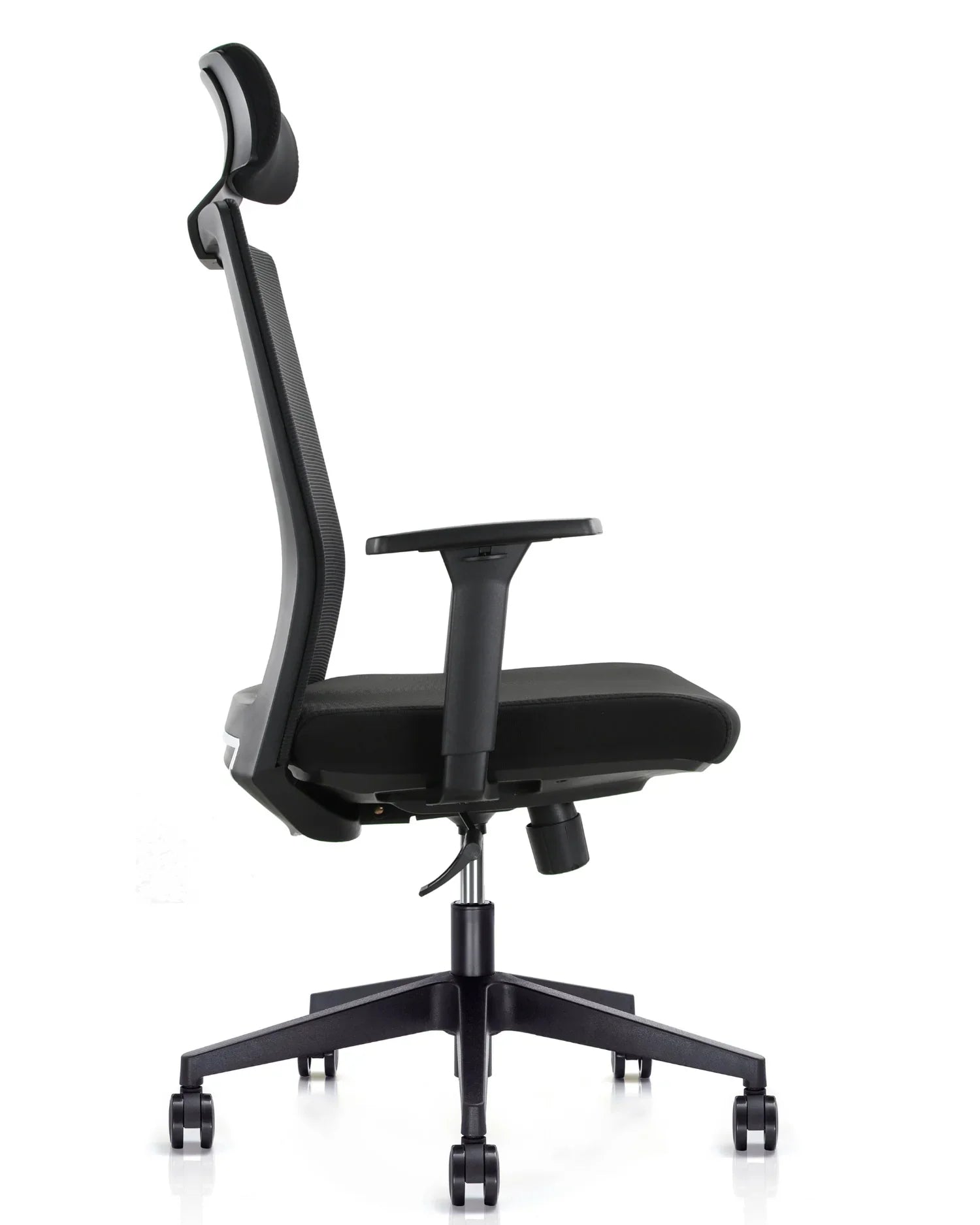 Silla de oficina Benessere negra vista en ángulo de tres cuartos desde el frente