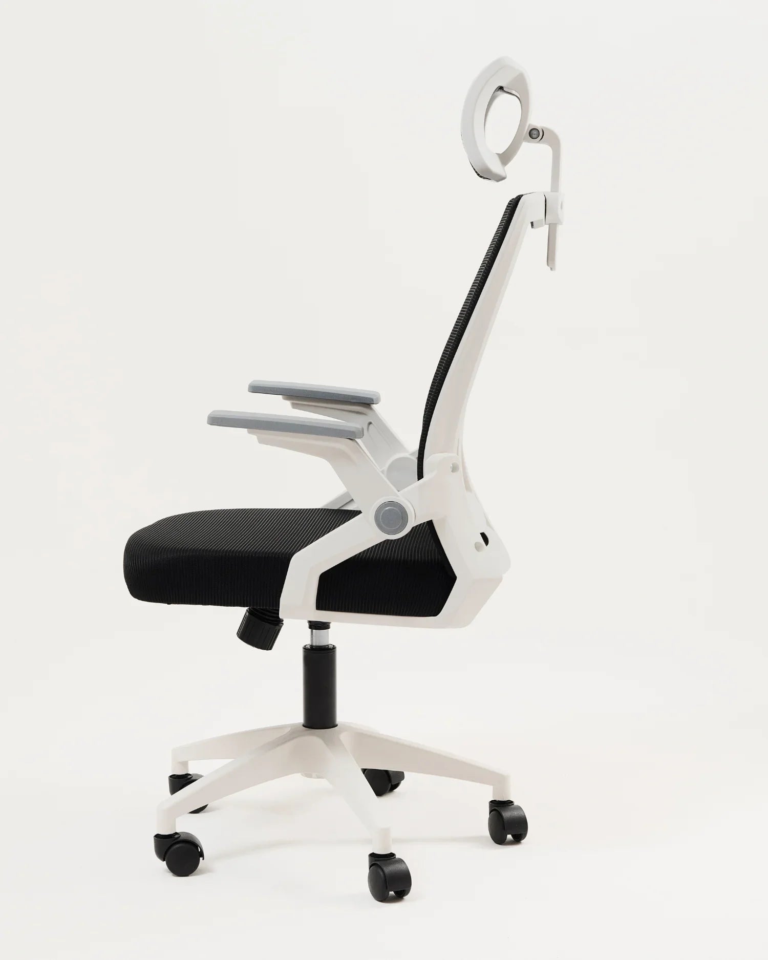 Perfil de la silla ejecutiva ergonómica blanca, mostrando su soporte lumbar y diseño