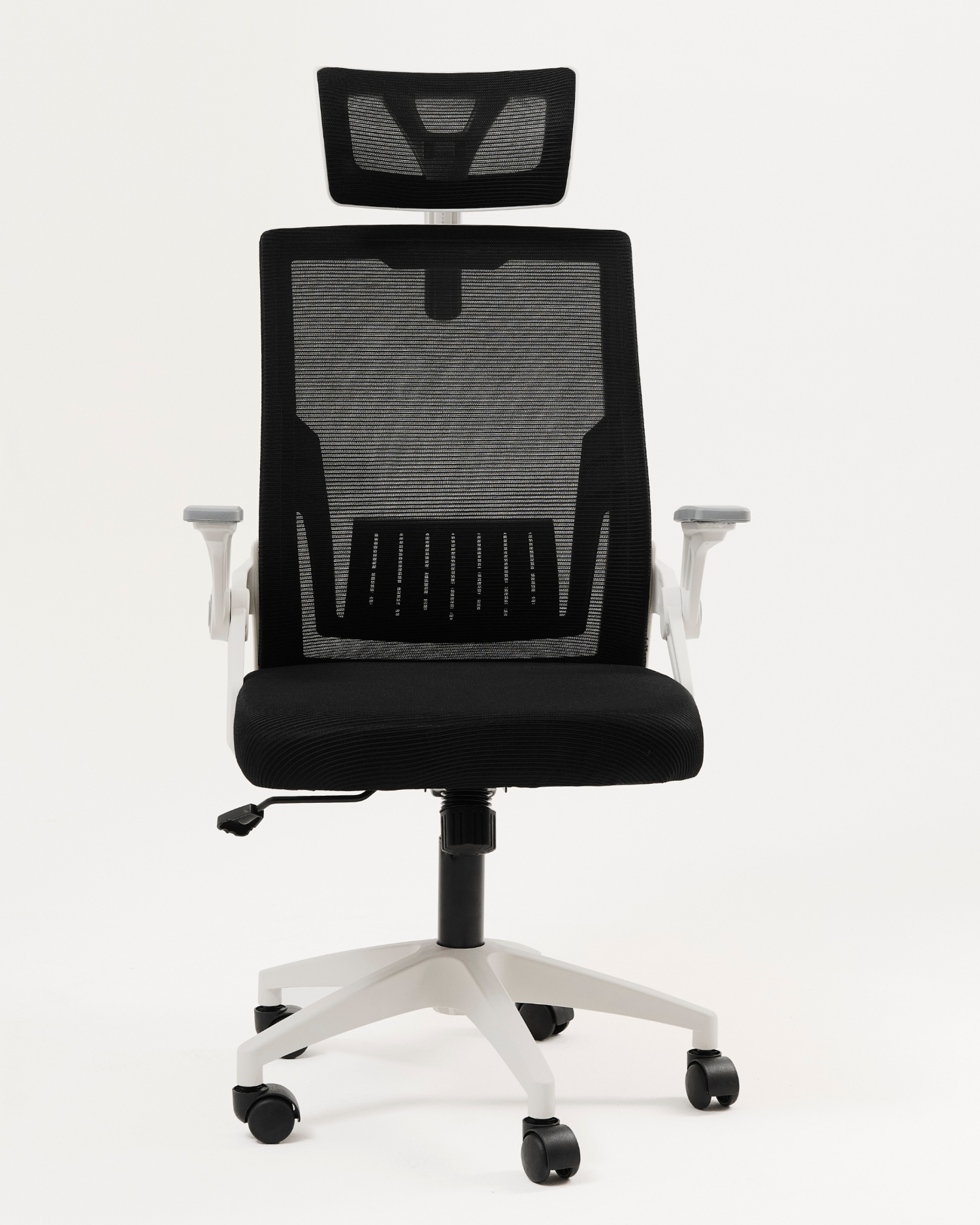 Vista frontal de la silla de oficina ejecutiva ergonómica con estructura blanca