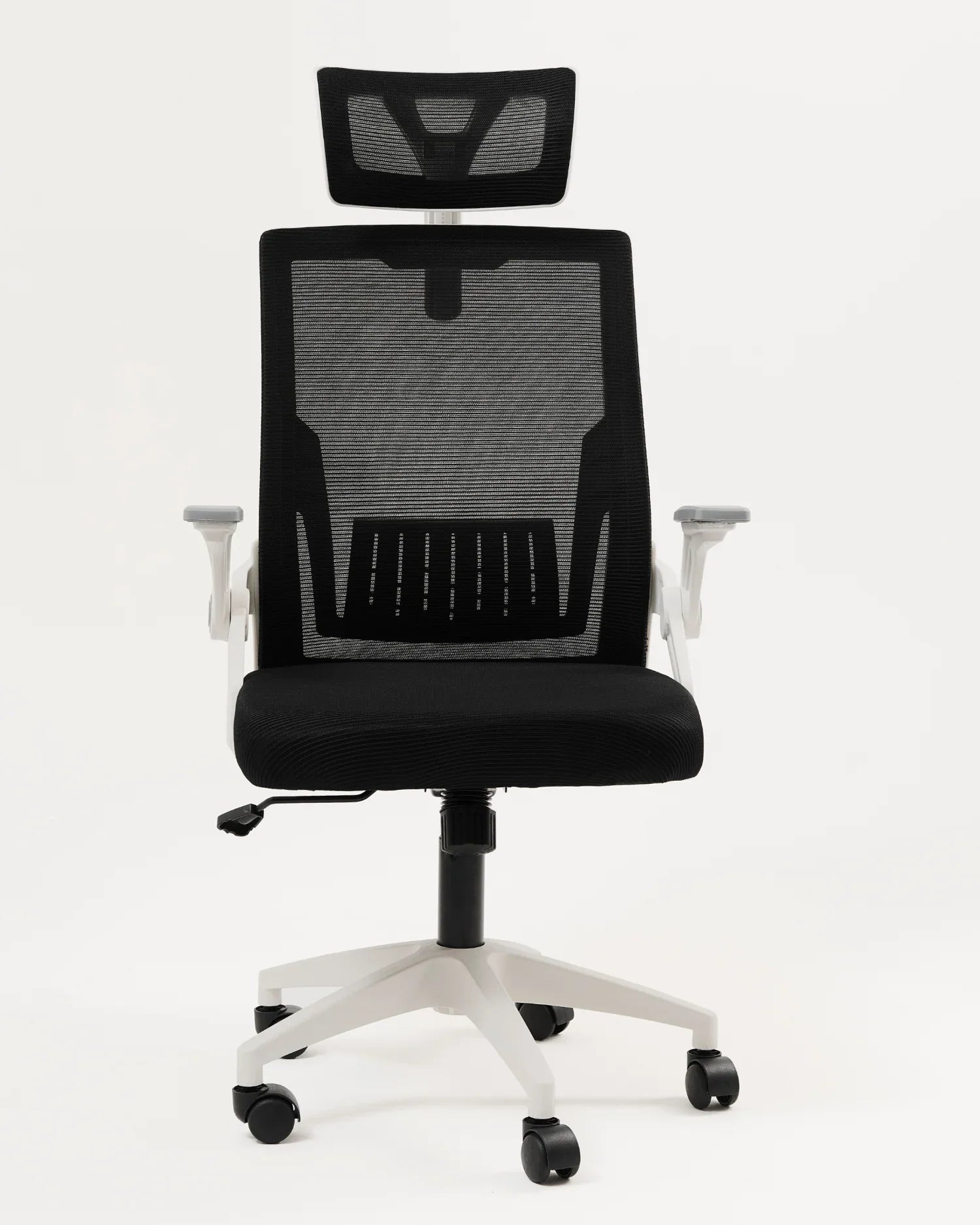 Vista frontal de la silla de oficina ejecutiva ergonómica con estructura blanca
