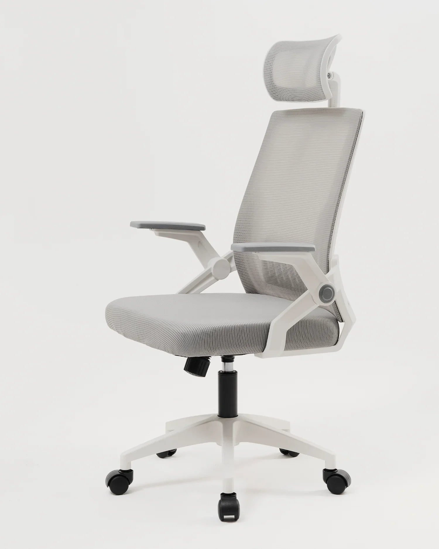 Perfil de la silla ejecutiva ergonómica gris, mostrando su cabecero y soporte lumbar