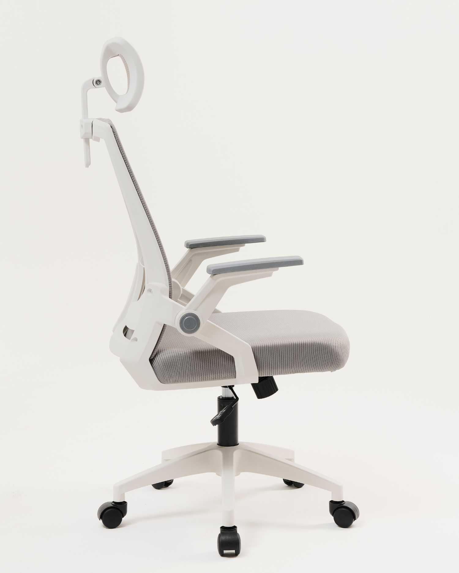 Vista en perfil de la silla ejecutiva ergonómica de color gris