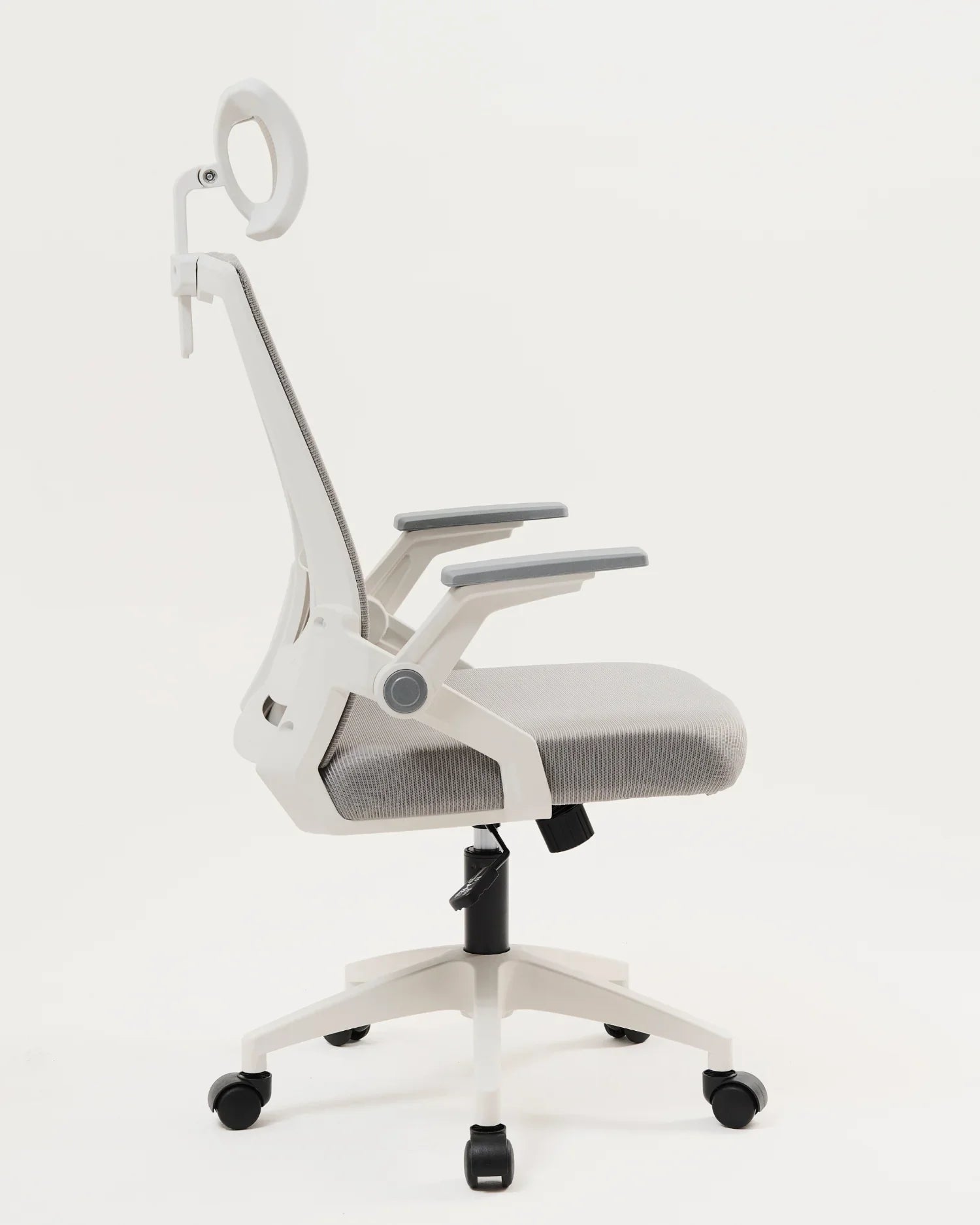 Vista en perfil de la silla ejecutiva ergonómica de color gris
