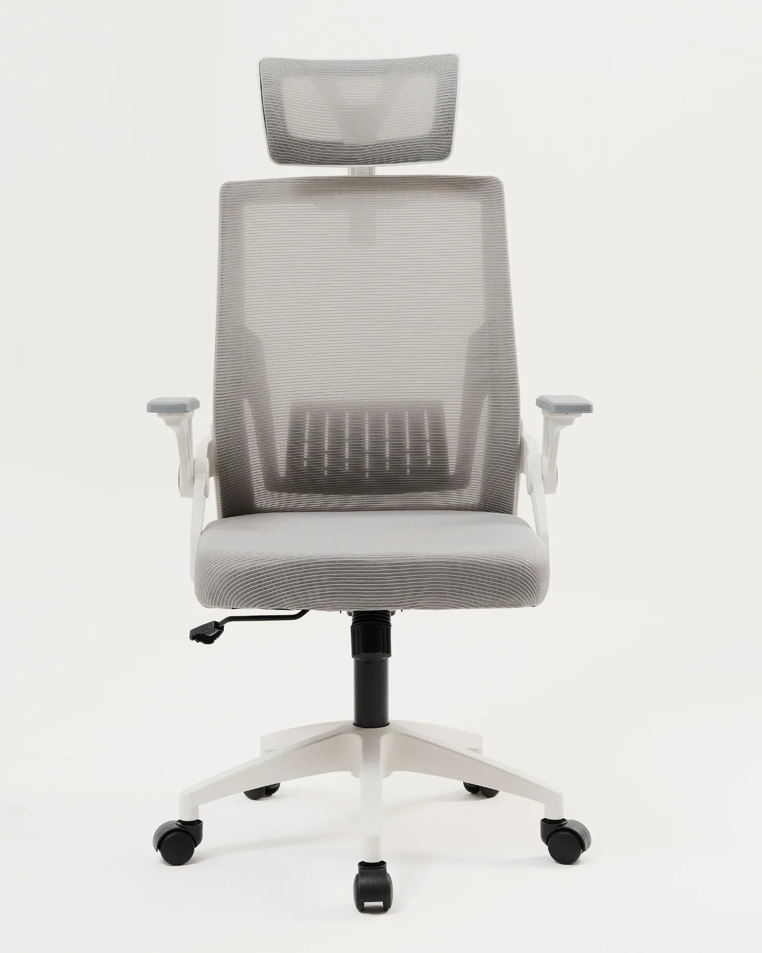 Vista frontal de la silla de oficina ejecutiva ergonómica de color gris