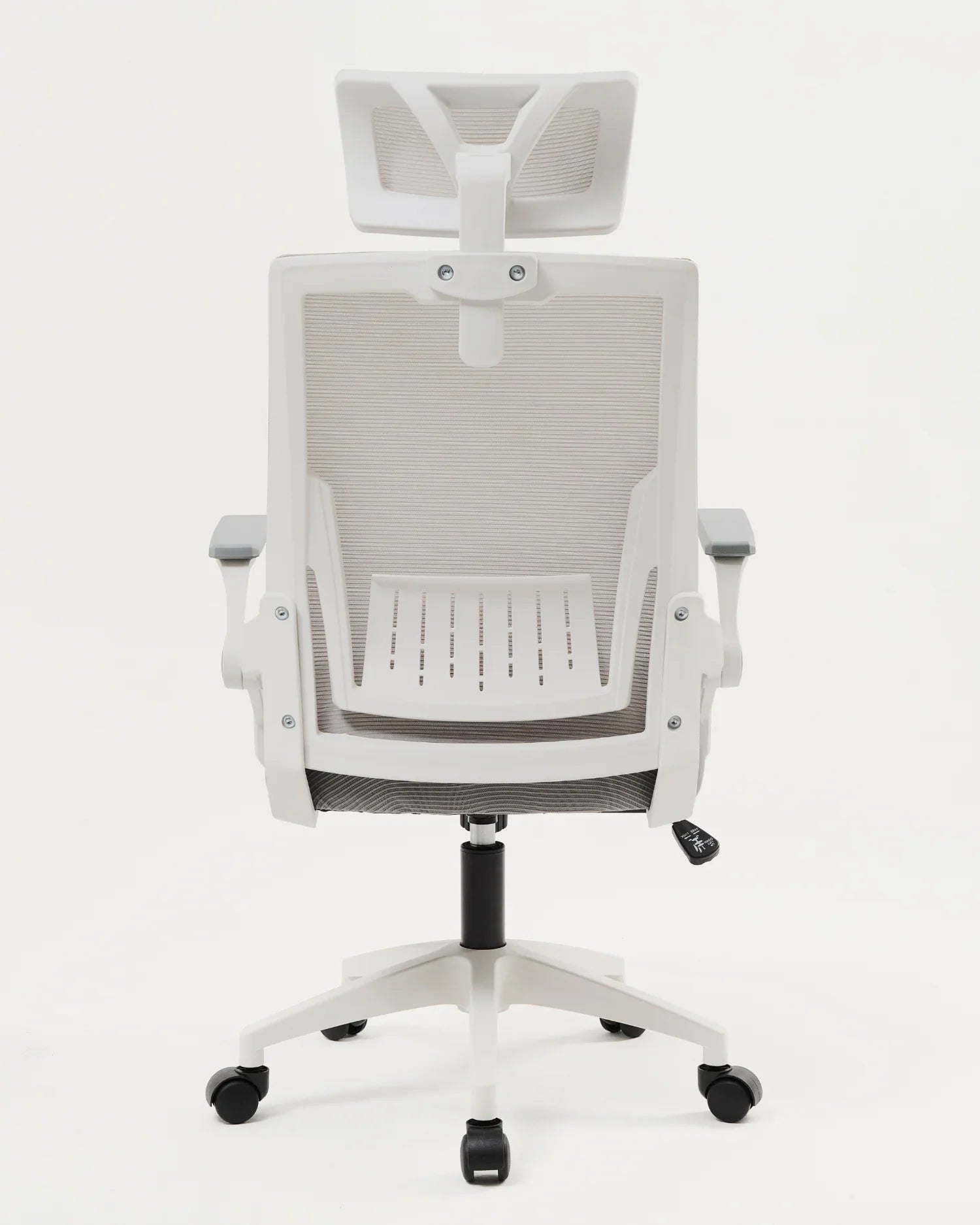 Vista posterior de la silla ejecutiva ergonómica gris, destacando su respaldo de malla