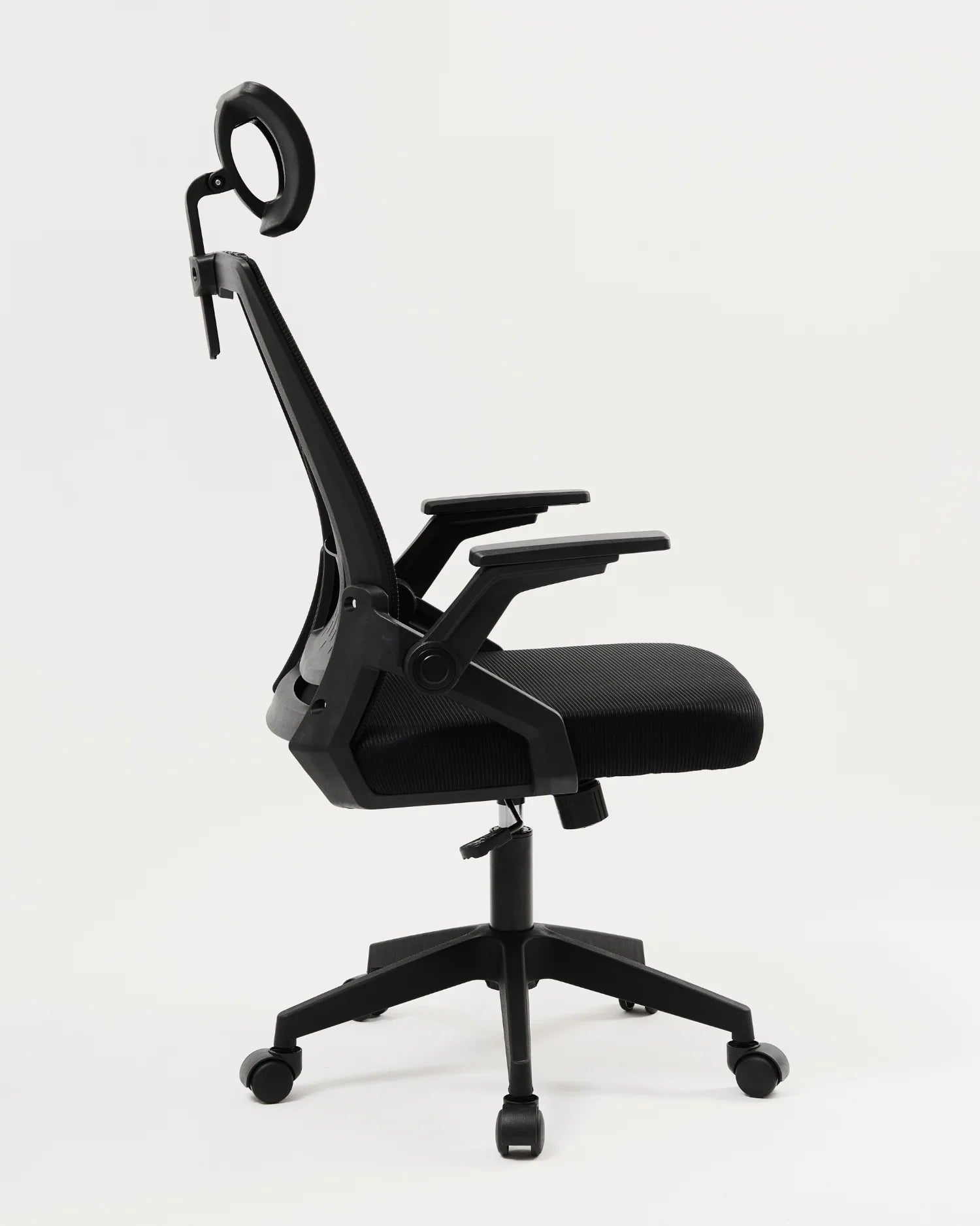 Perfil de la silla ejecutiva ergonómica negra, mostrando su soporte lumbar ajustable