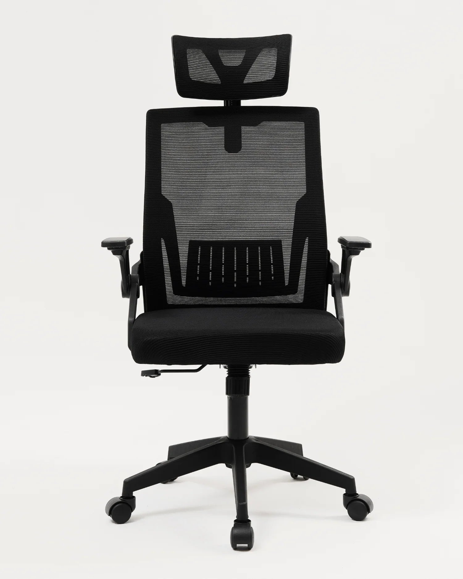 Vista frontal de la silla de oficina ejecutiva ergonómica en color negro