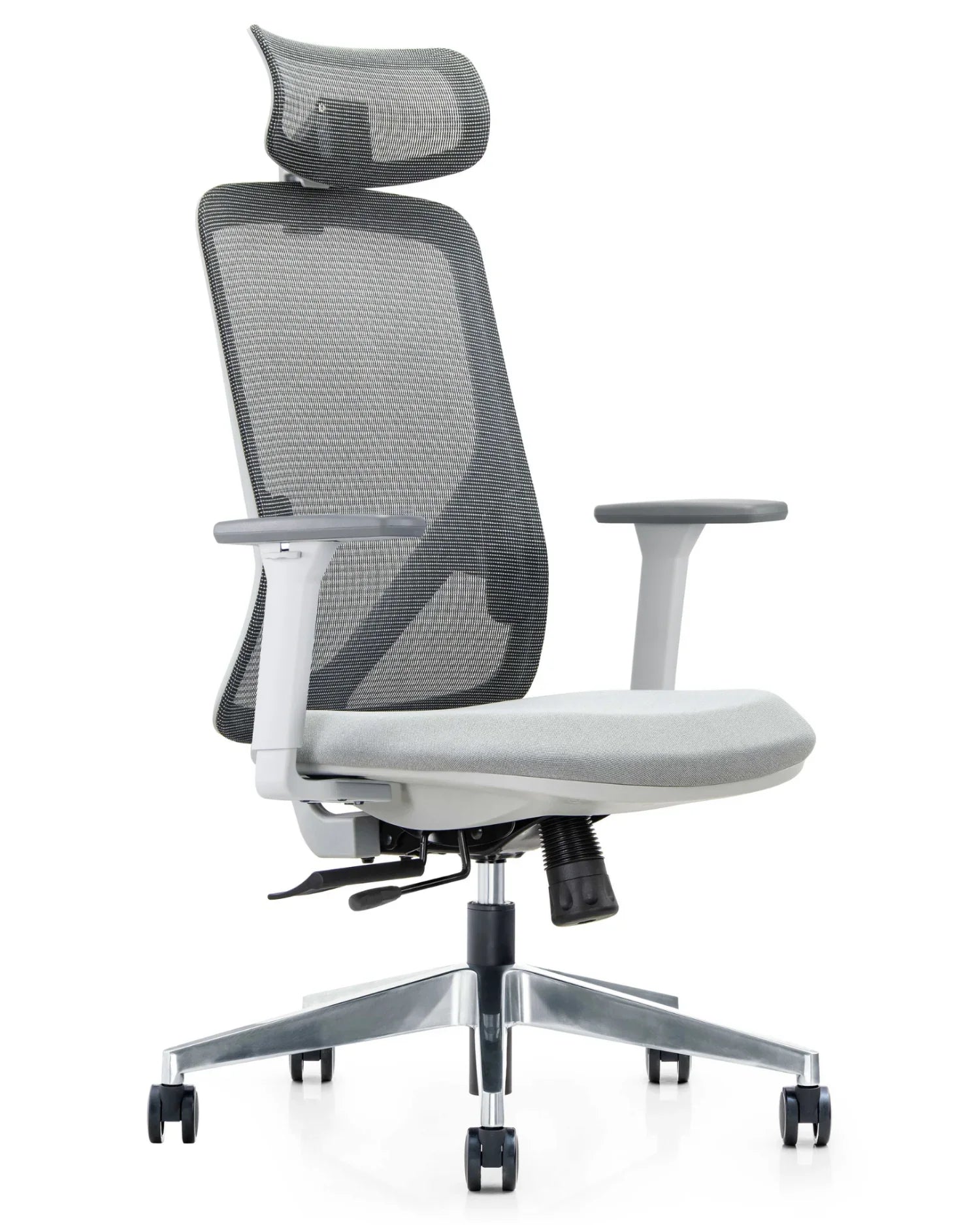 Vista en ángulo de la silla Placidita Plus gris, mostrando sus reposabrazos y base cromada