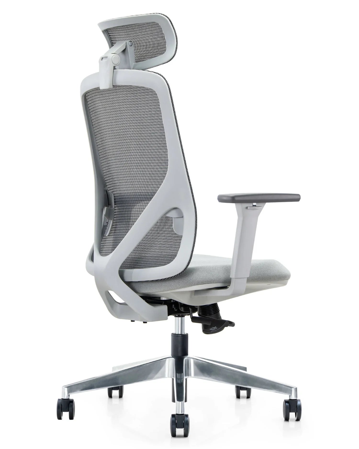 Vista en ángulo desde atrás de la silla gerencial Placidita Plus con estructura blanca