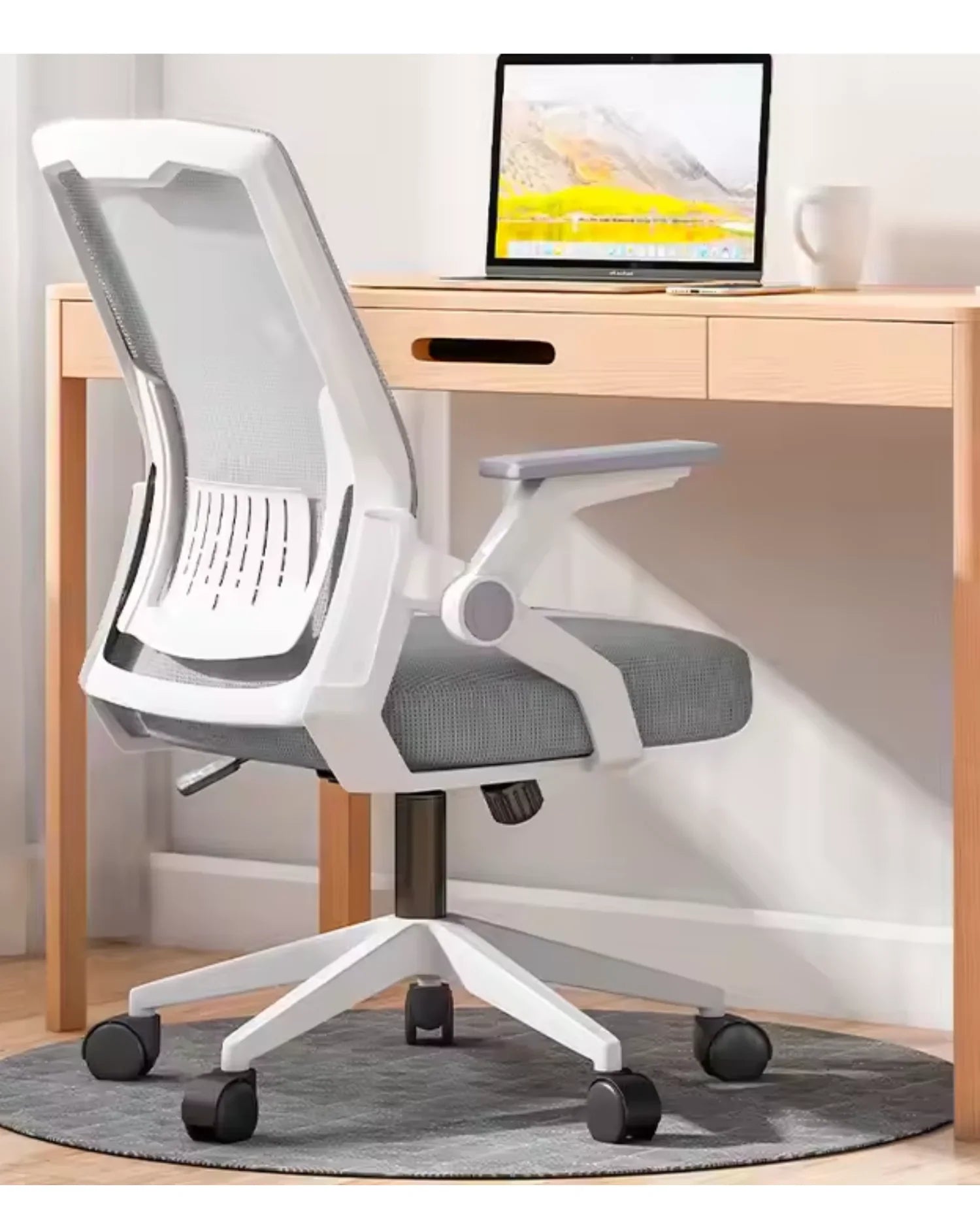 Silla ergonómica Luxury con asiento gris y estructura blanca, en un escritorio de oficina