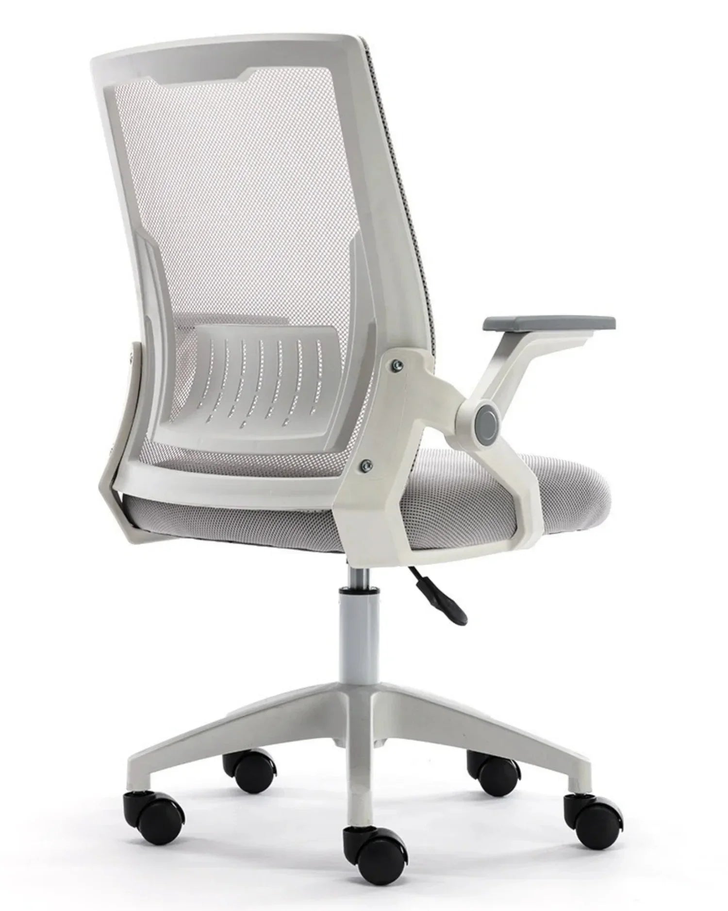 Vista tres cuartos posterior de la silla de oficina Luxury con tapizado gris y brazos abatibles