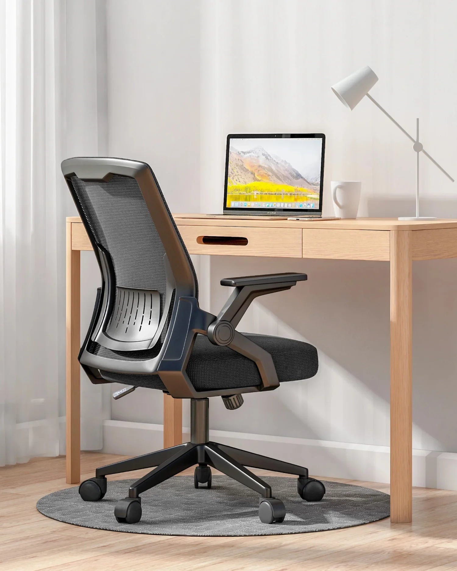 Silla ergonómica Luxury negra en un escritorio de oficina, mostrando su respaldo de malla