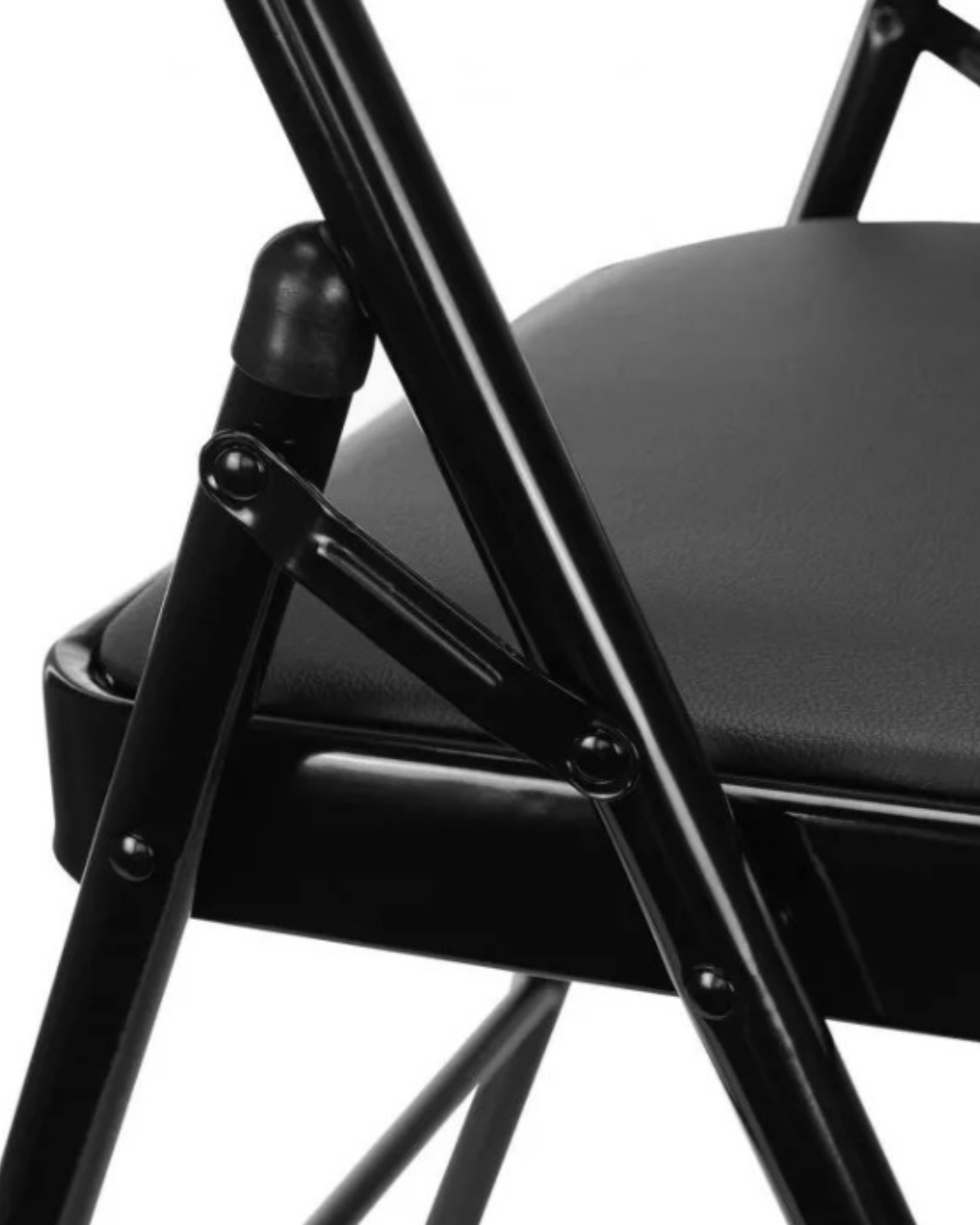 Primer plano del asiento acolchado de ecocuero de la silla plegable negra