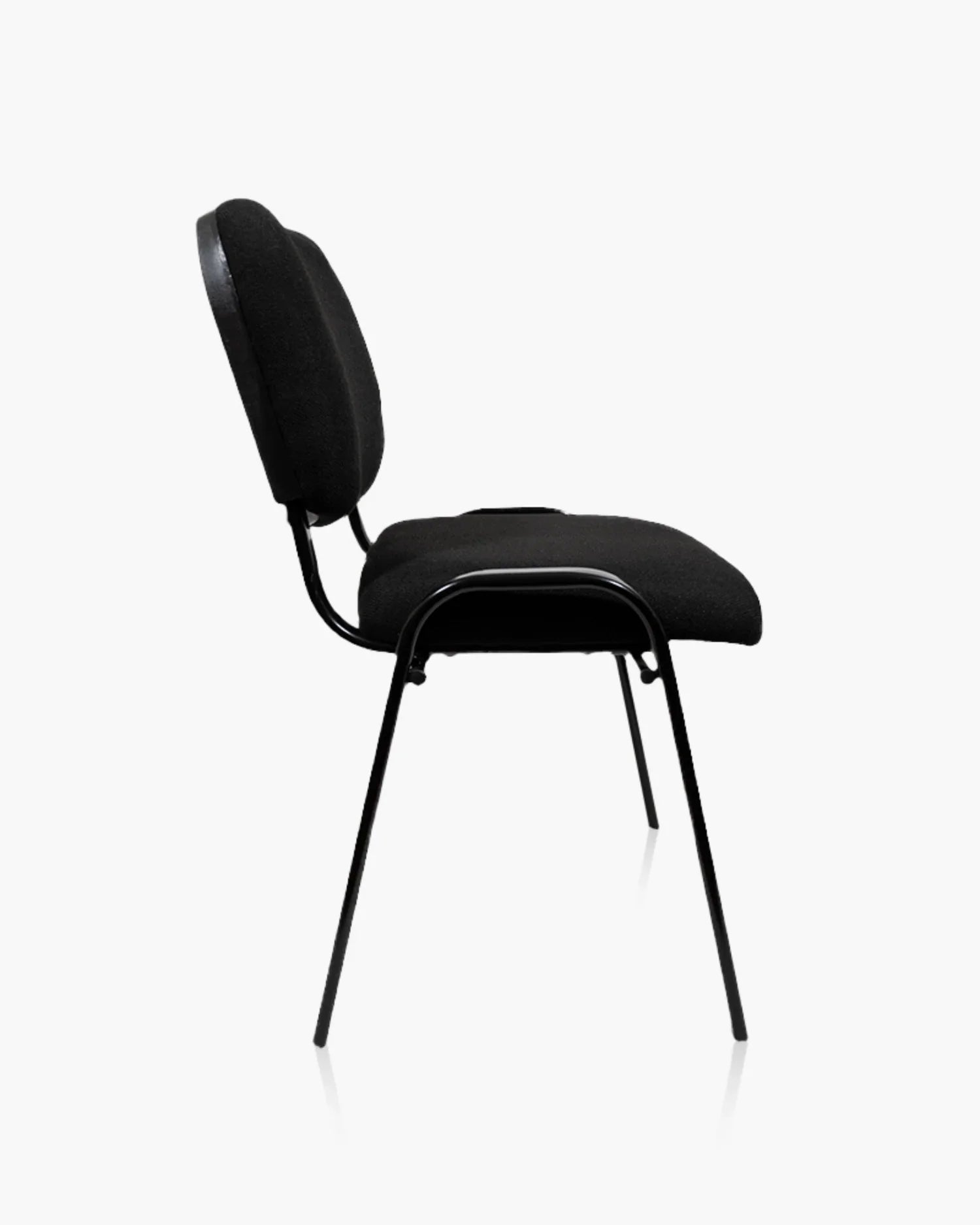 Vista de perfil de la silla de visita ISO negra, mostrando el acolchado del asiento y respaldo
