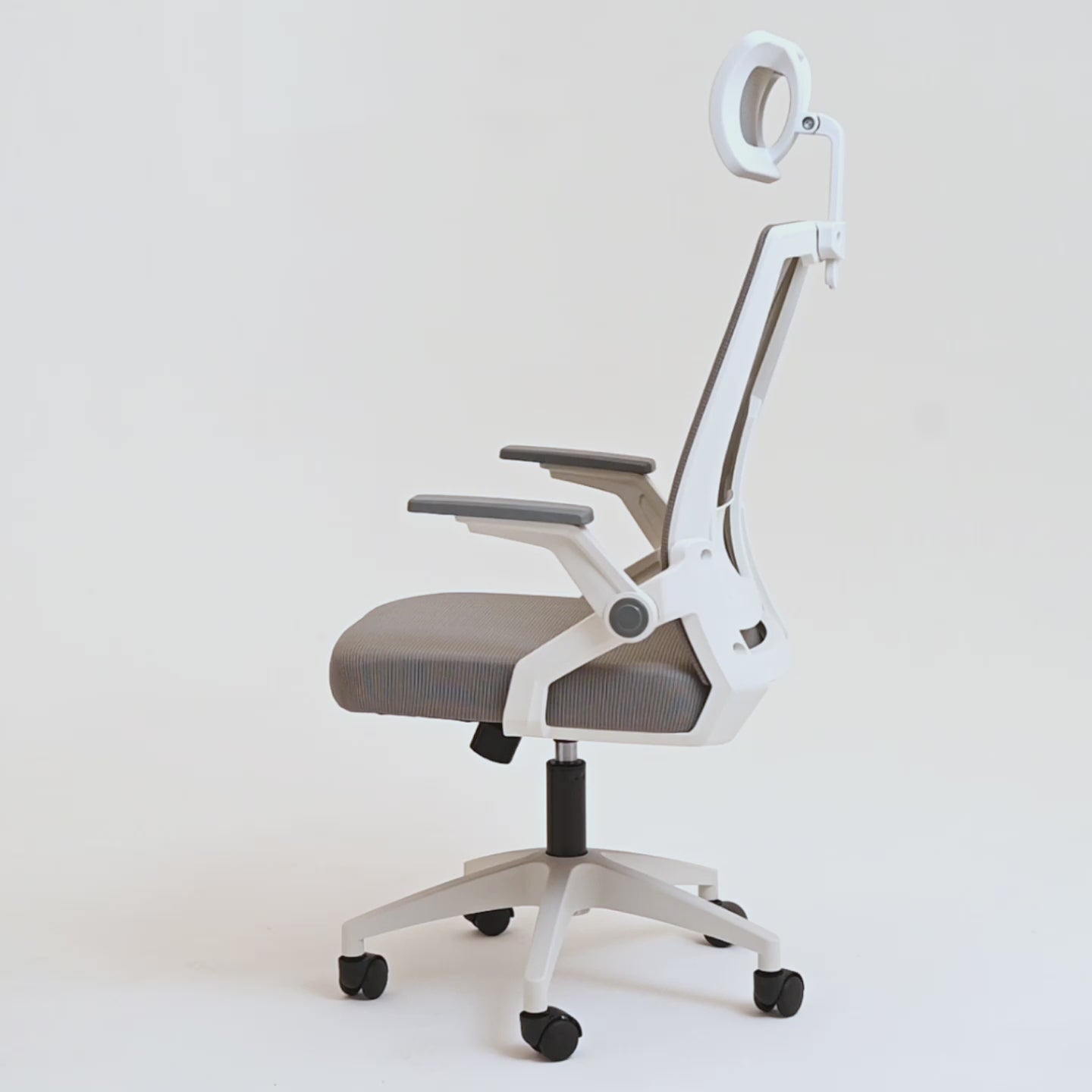 Video de la silla de oficina ejecutiva blanca mostrando un giro de 360 grados