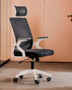 Silla ejecutiva ergonómica blanca con respaldo de malla en una oficina moderna