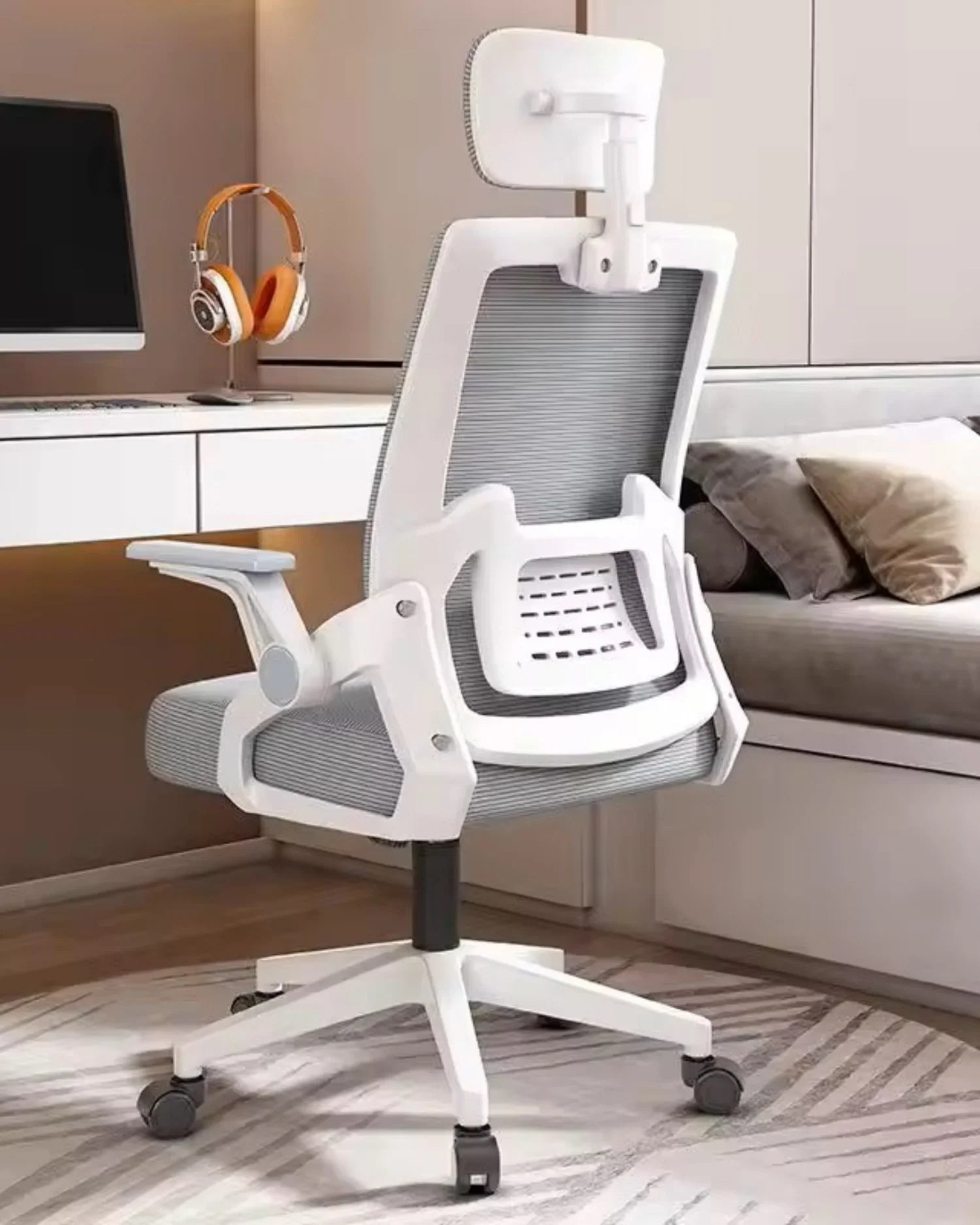 Silla ergonómica Essential con tapizado gris y estructura blanca en un espacio de trabajo