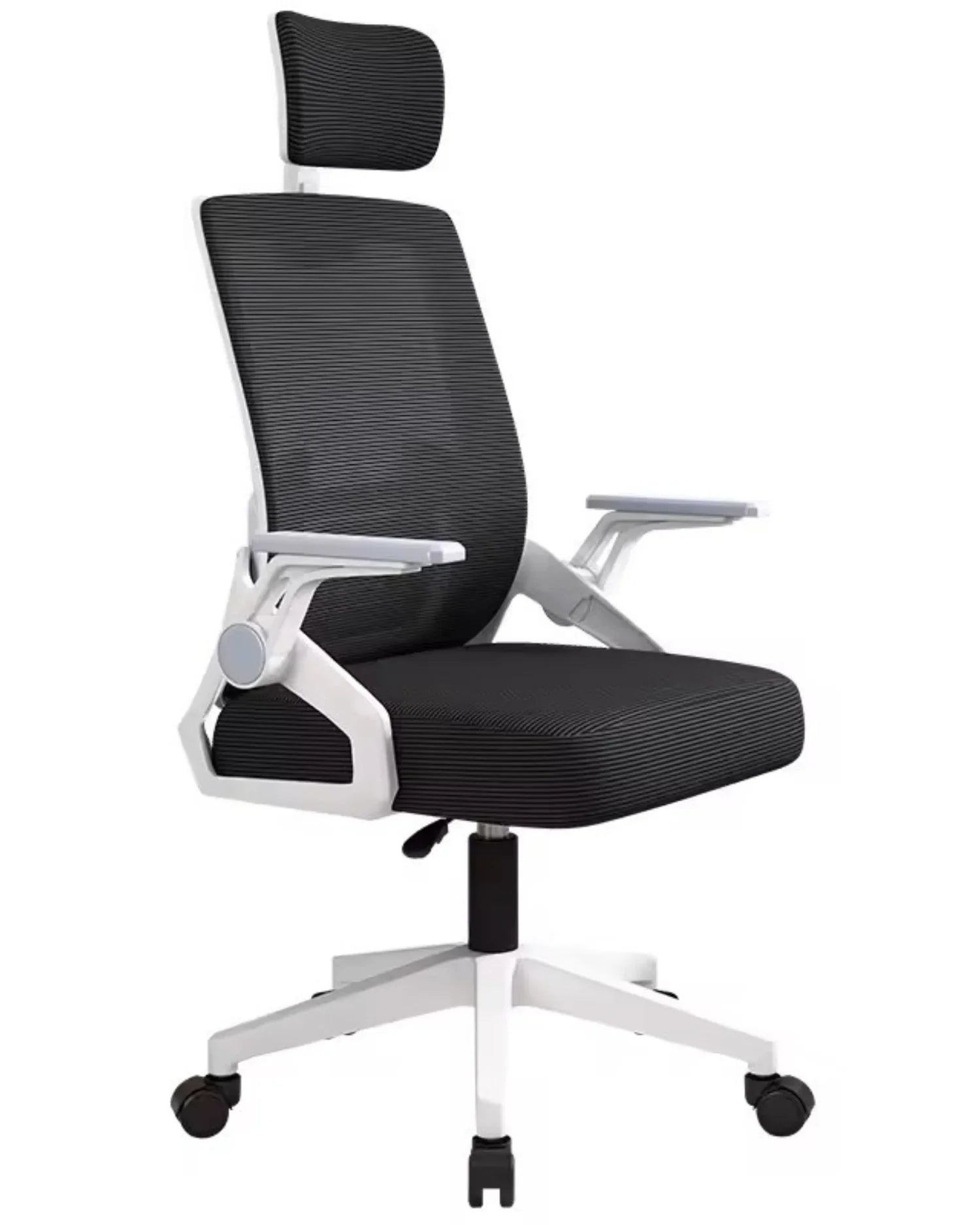 Vista en ángulo de la silla ejecutiva Ergonomic Essential gris con reposabrazos abatibles