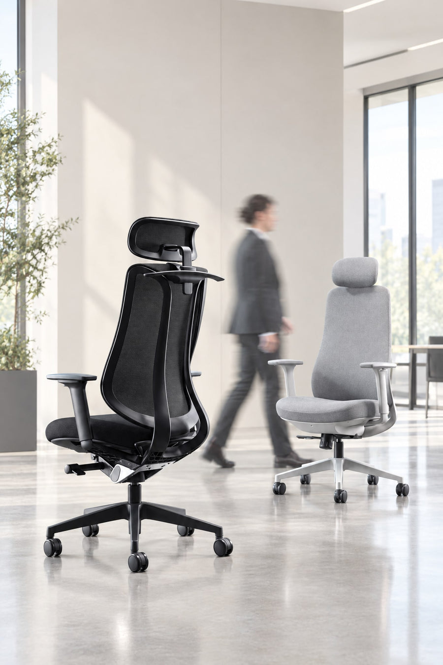 Sillas de oficina ergonómicas Modernismo, una de malla negra con cabecero y otra tapizada gris, en una oficina luminosa